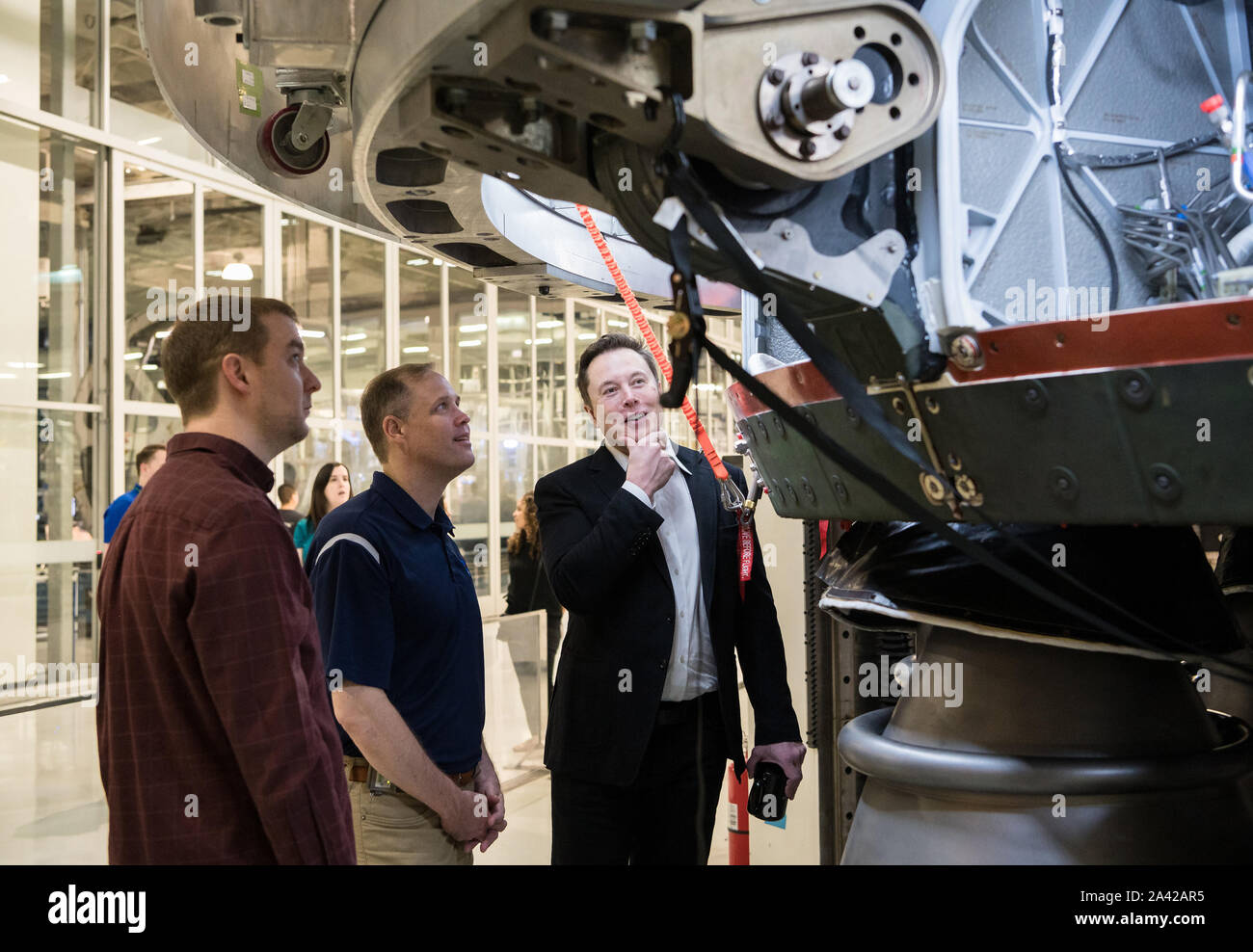 Hawthorne, United States. Oct 11, 2019. L'administrateur de la NASA Jim Bridenstine, centre, parle à SpaceX, ingénieur en chef, Elon Musk droit, tout en observant les OctaWeb, une partie de l'moteur Merlin utilisée pour le pèlerin des roquettes, au cours d'une visite de l'SpaceX Siège le 10 octobre 2019, dans la région de Hawthorne, CA. Photo de la NASA par Aubrey Gemignani/UPI UPI : Crédit/Alamy Live News Banque D'Images