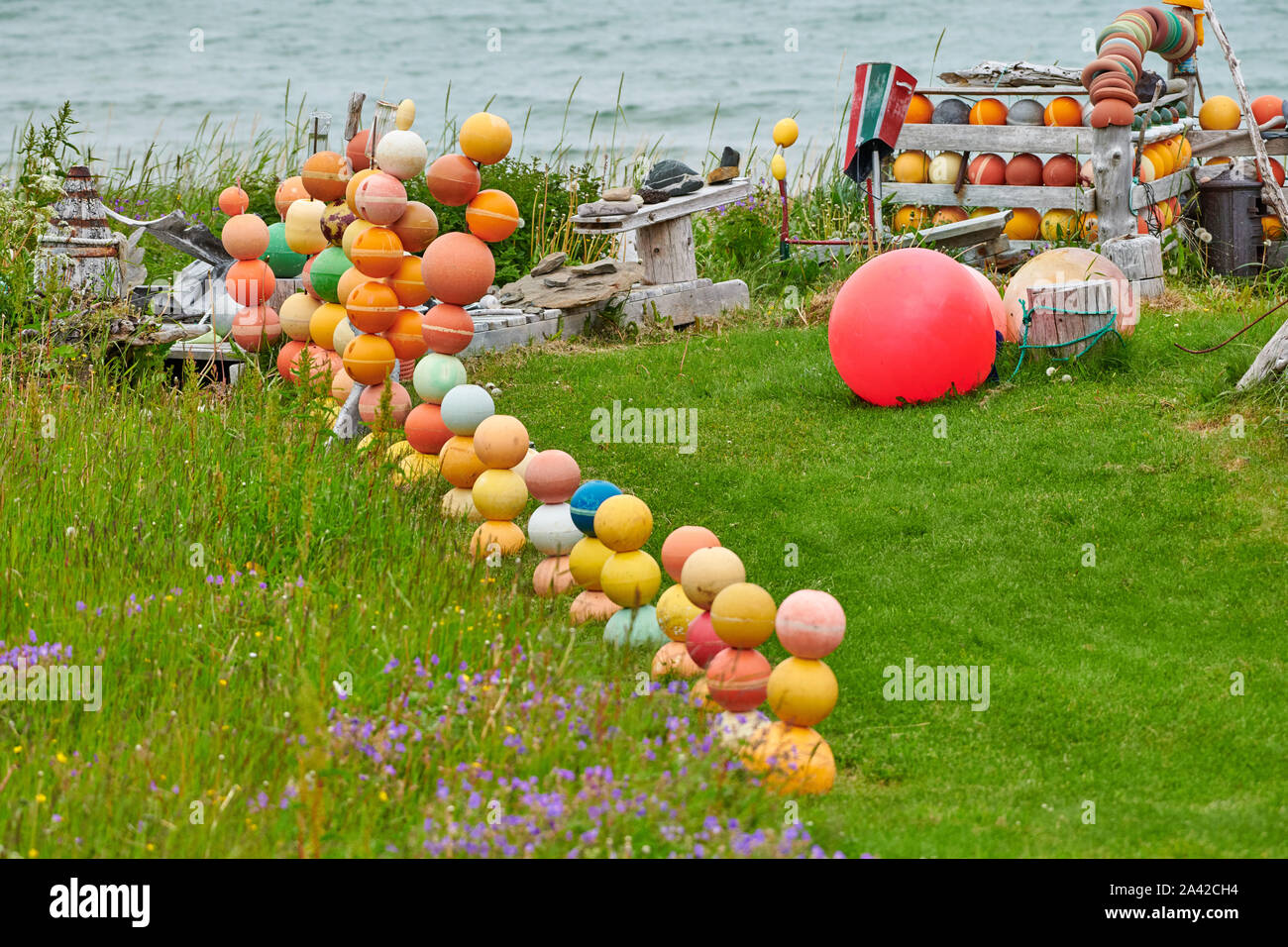 Décoration avec des bouées colorées en jardin, Andenes, Norvège, Europe Banque D'Images