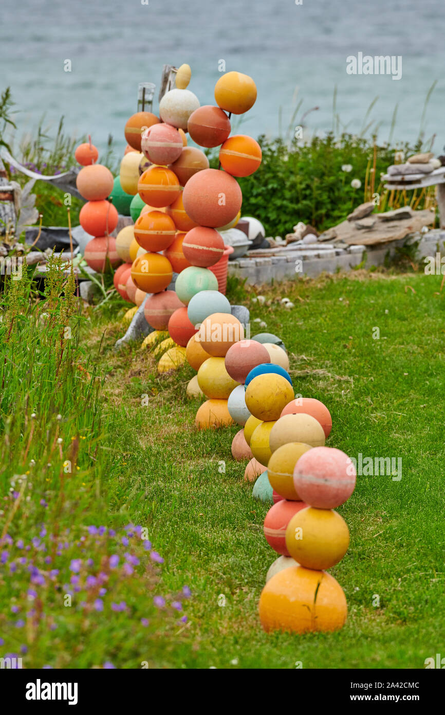 Décoration avec des bouées colorées en jardin, Andenes, Norvège, Europe Banque D'Images