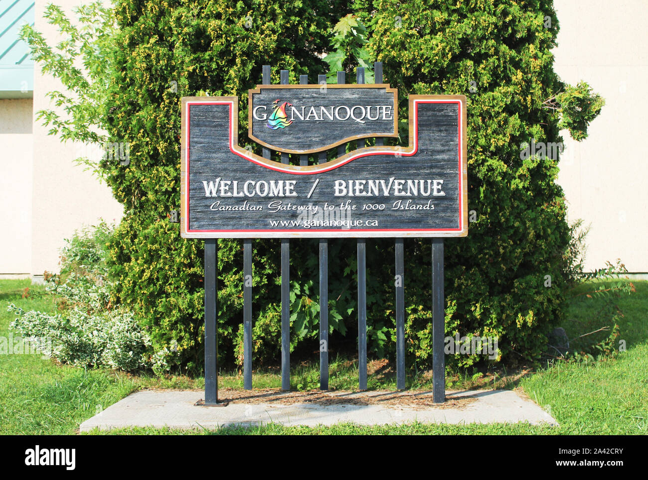 Gananoque, Canada - le 13 août 2017 : Informations touristiques sur panneau "Bienvenue". Les portes de la mille-îles. Banque D'Images