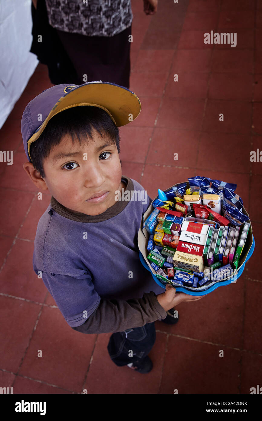 Mexique Chiapas San Cristobal de las Casas, le travail des enfants la vente de petits produits dans la rue 31-05-2013 foto : Jaco Claude Rostand Banque D'Images