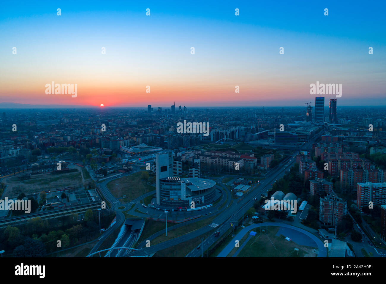 Vue aérienne de la ville de Milan, à l'aube. Voler au-dessus des capacités et de boulevard. Banque D'Images