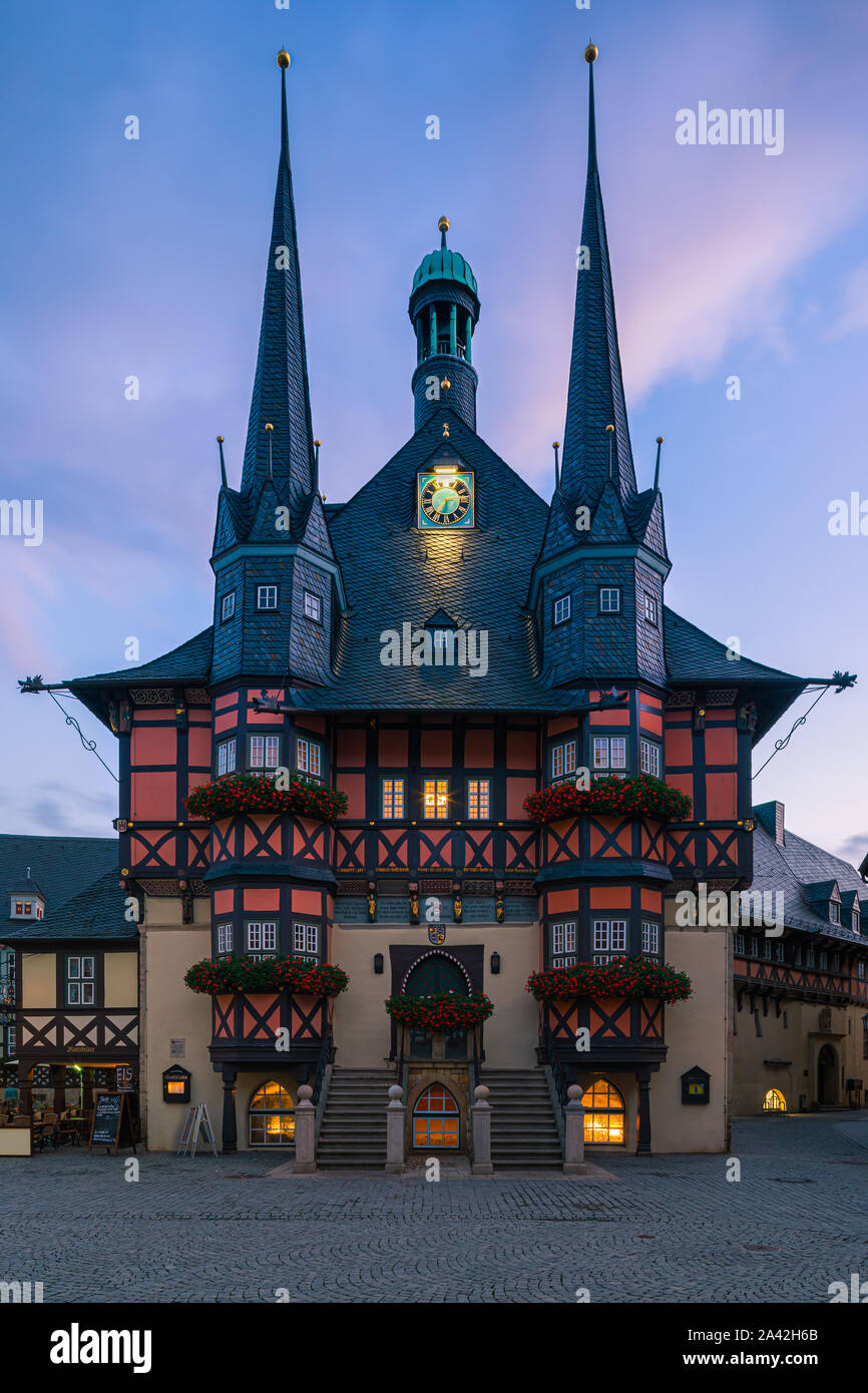 Le célèbre hôtel de ville de Wernigerode au coucher du soleil. Wernigerode est une ville de l'arrondissement du Harz, Saxe-Anhalt, Allemagne. Wernigerode est situé à southwes Banque D'Images