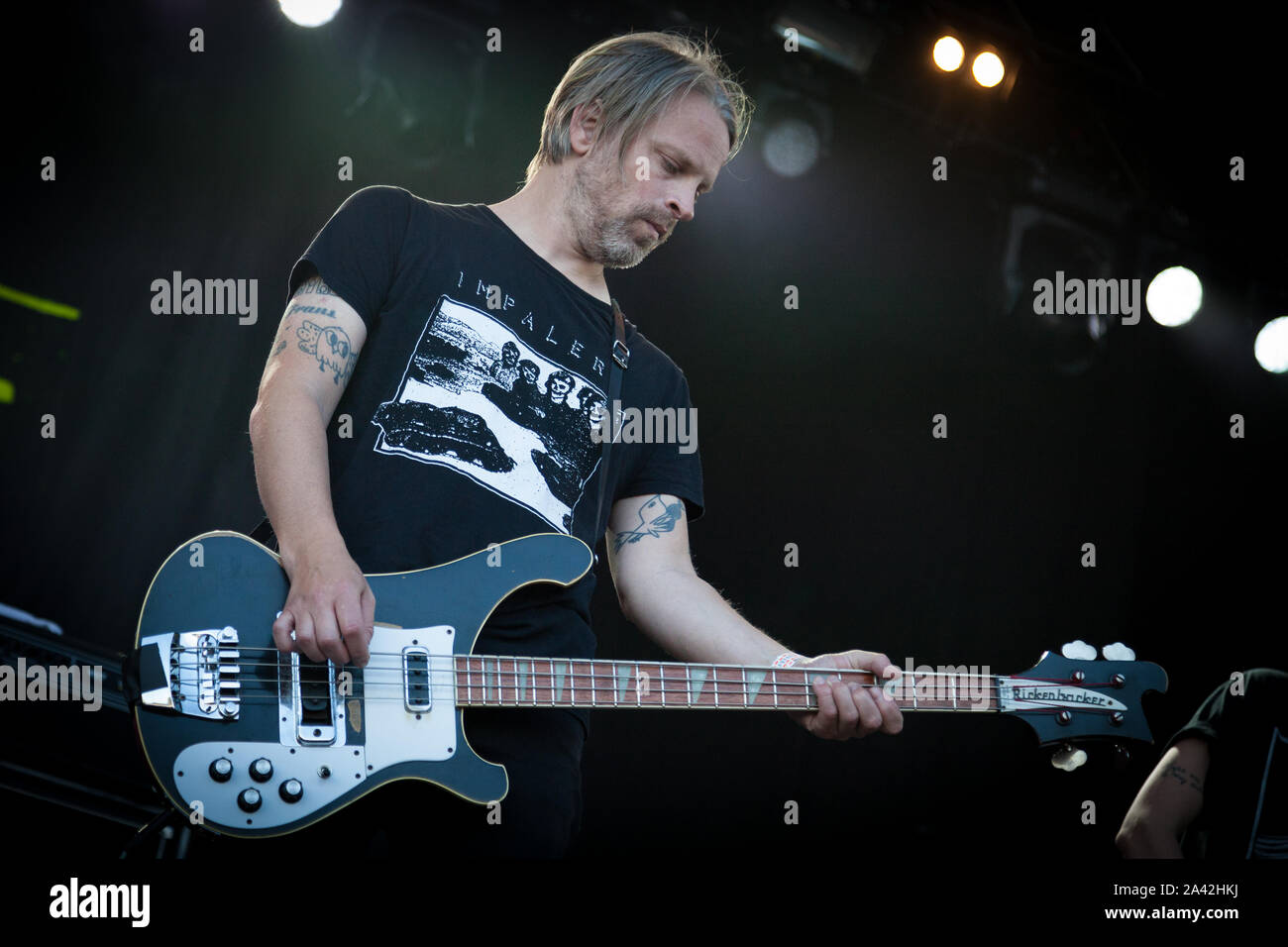 Trondheim, Norvège. 18, août 2017. Le groupe de rock suédois Fireside effectue un concert live au cours de la Norwegian music festival 2017 Pstereo à Trondheim. Ici bassiste Frans Johansson est vu sur scène. (Photo crédit : Gonzales Photo - Tor Atle Kleven). Banque D'Images