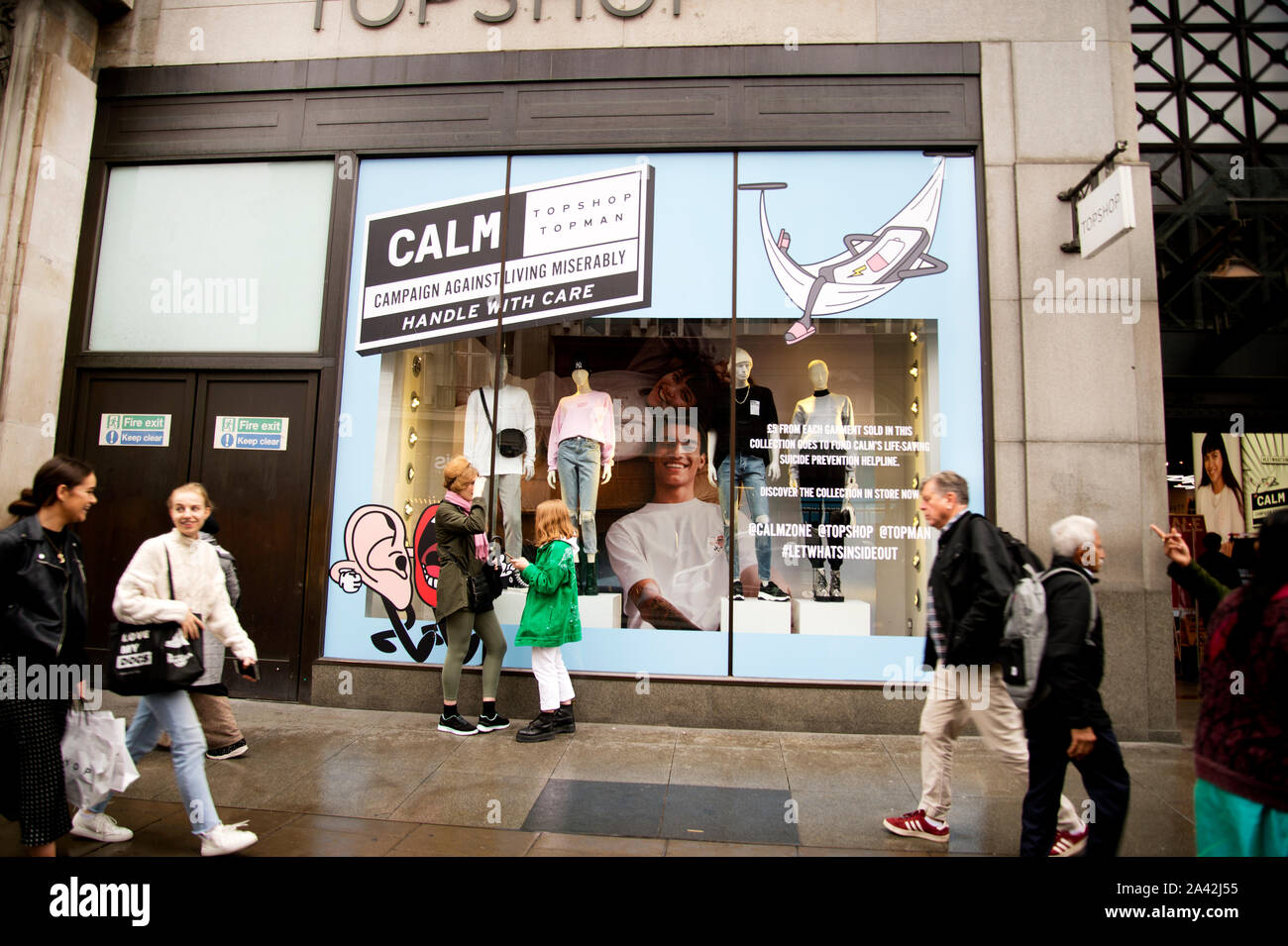 Londres, Oxford Circus. Top Shop publicité fenêtre calme, Campagne contre vivre misérablement - visant à prévenir le suicide. Banque D'Images