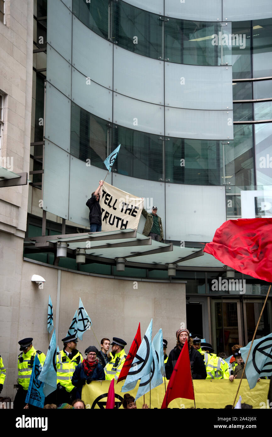 Extinction de la rébellion, Londres, 11 octobre 2019. Occupant la BBC, Oxford Circus. Banque D'Images