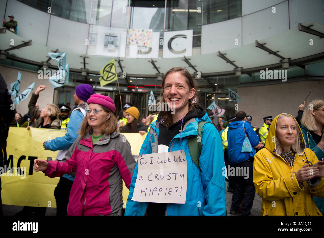Extinction de la rébellion, Londres, 11 octobre 2019. Occupant la BBC, Oxford Circus. Une femme porte un signe dit "J'ai l'air d'un hippie croustillant ?' Banque D'Images