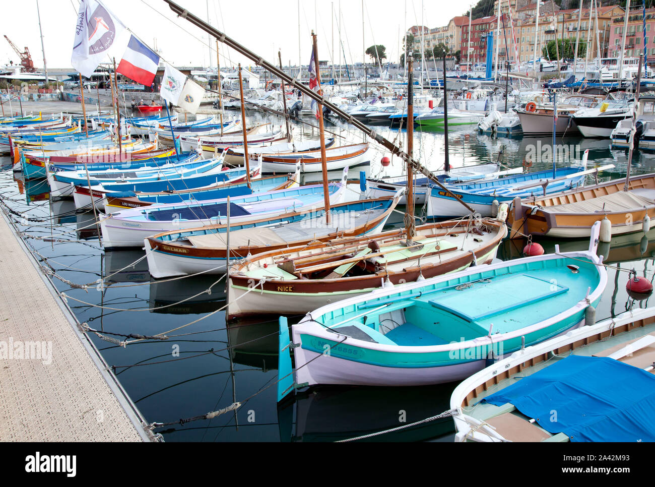 Staden Nice på den franska rivieran. J'Båtar hamnen. La ville de Nice sur la côte d'Azur. Bateaux dans le port.Foto Jeppe Gustafsson Banque D'Images