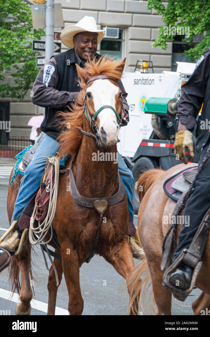 New York, États-Unis. 2008 mai : les Cowboys font des chevaux dans la 5e avenue près de Central Park Banque D'Images