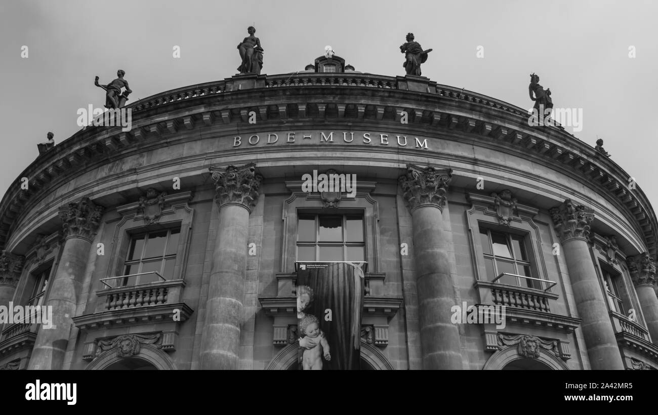 Une photo en noir et blanc de la façade principale du Musée de Bode, à Berlin. Banque D'Images