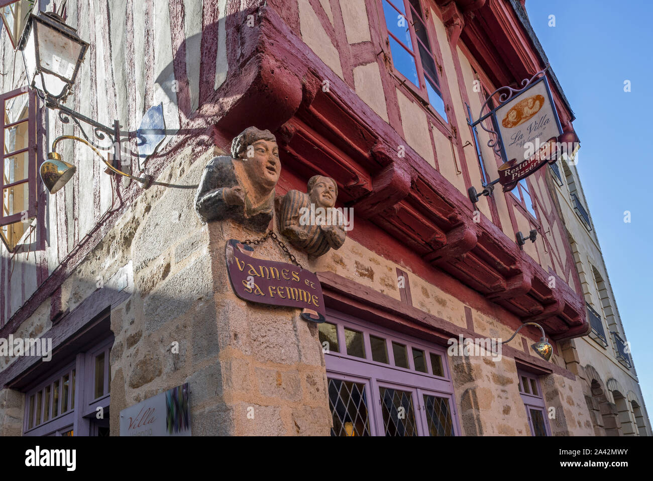 Vannes et sa femme, peint signe en granit du 16ème siècle maison à pans de bois dans la ville de Vannes, Morbihan, Bretagne, France Banque D'Images