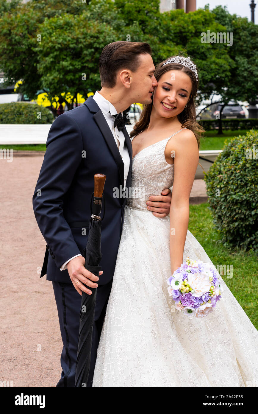 Un couple de poser pour des photos à Saint-Pétersbourg, en Russie. Banque D'Images