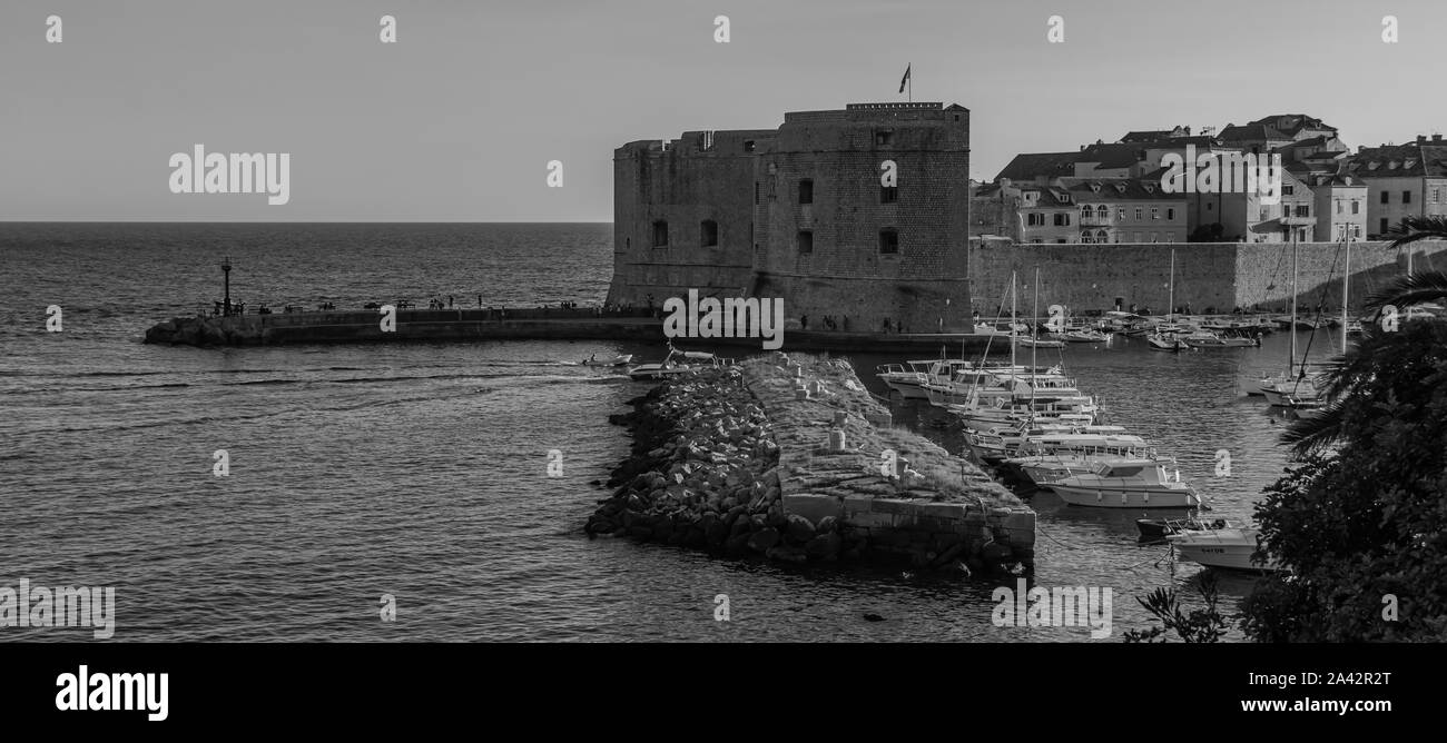 Une photo en noir et blanc du Vieux Port de Dubrovnik. Banque D'Images