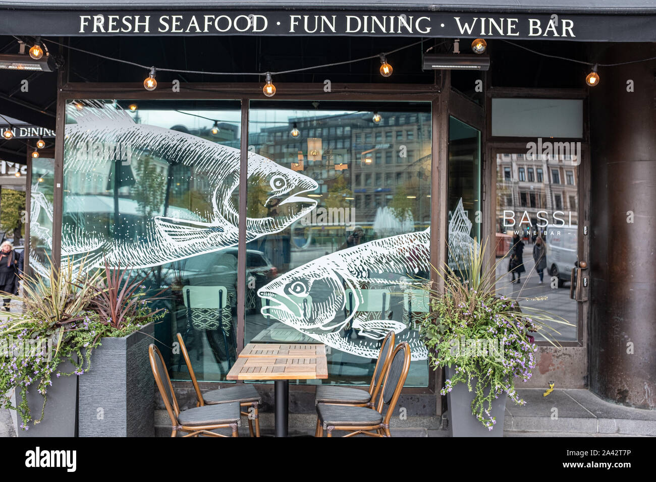 Poisson géant murale sur la fenêtre d'un restaurant de fruits de mer, Helsinki, Finlande Banque D'Images