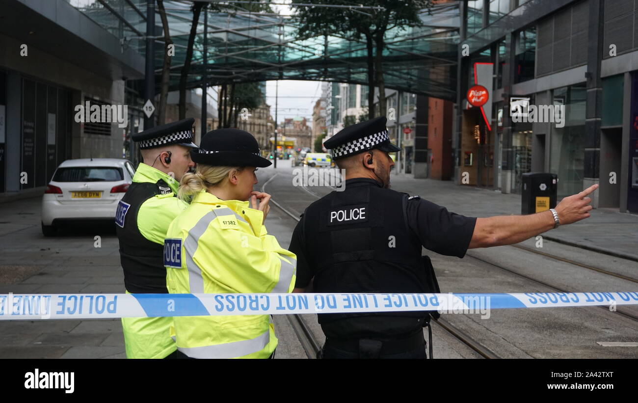 Manchester, UK. 11Th Oct 2019. Les agents de police et les officiers judiciaires enquêter sur la scène comme un homme poignardé plusieurs personnes à un centre commercial à Manchester . Credit : Ioannis Alexopoulos/Alamy Live News Banque D'Images