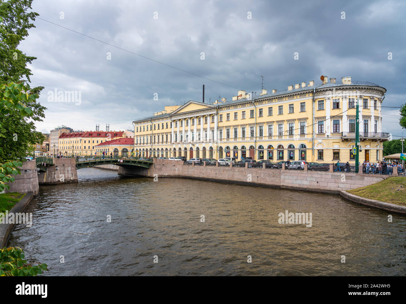 Vue le long d'un canal à Saint-Pétersbourg, en Russie. Banque D'Images