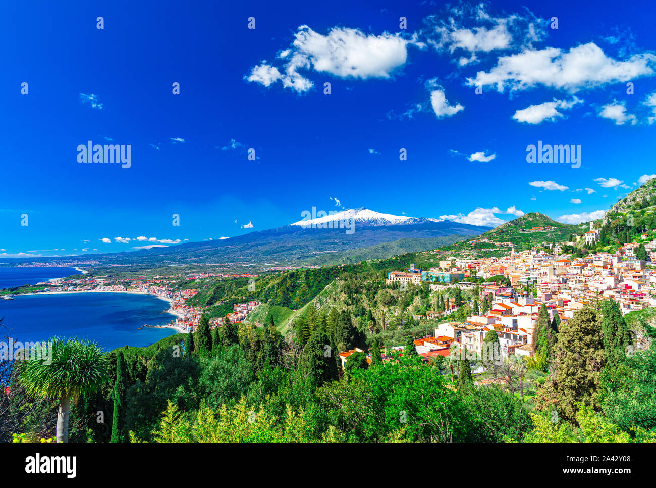 Taormina, Sicile, Italie : Vue panoramique du sommet du théâtre grec, Giardini Naxos avec l'Etna et Taormina, dans un beau jour. Banque D'Images