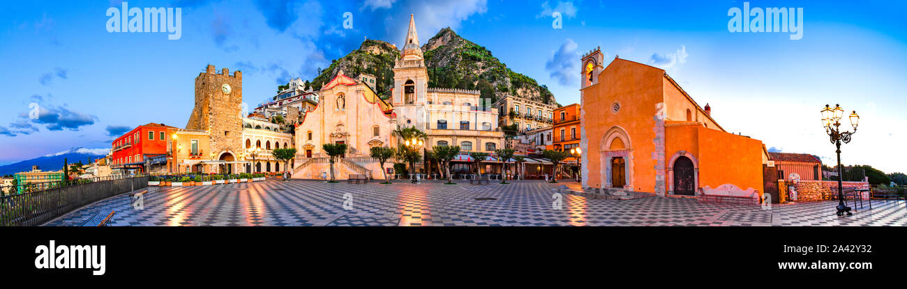 Taormina, Sicile, Italie : vue panoramique de la matinée place Piazza IX Aprile avec l'église de San Giuseppe, la Tour de l'horloge du matin s'allume Banque D'Images