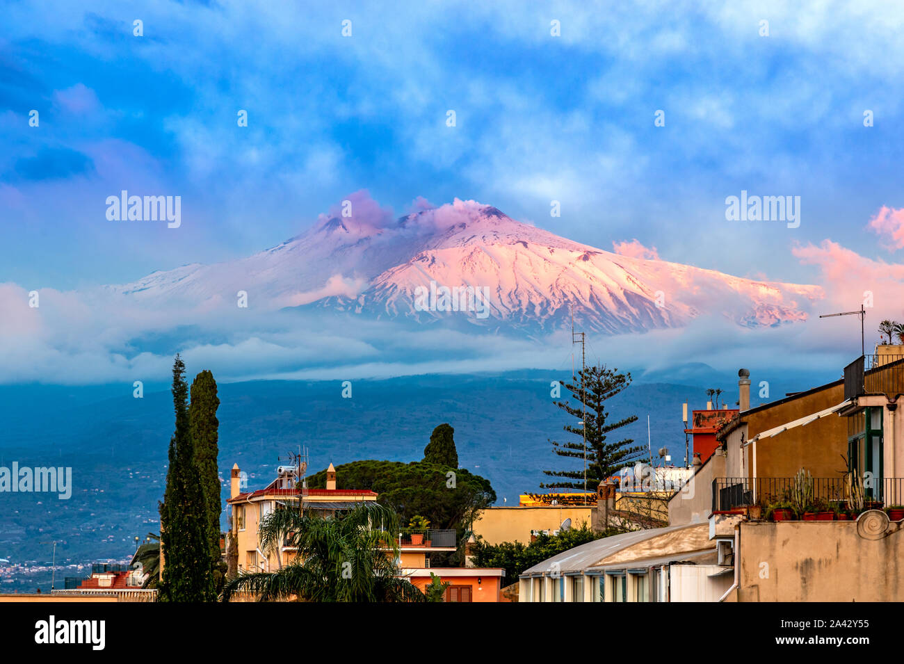 Taormina, Sicile, Italie : vue panoramique sur l'Etna vu sur la ville, dans les feux de l'aube Banque D'Images
