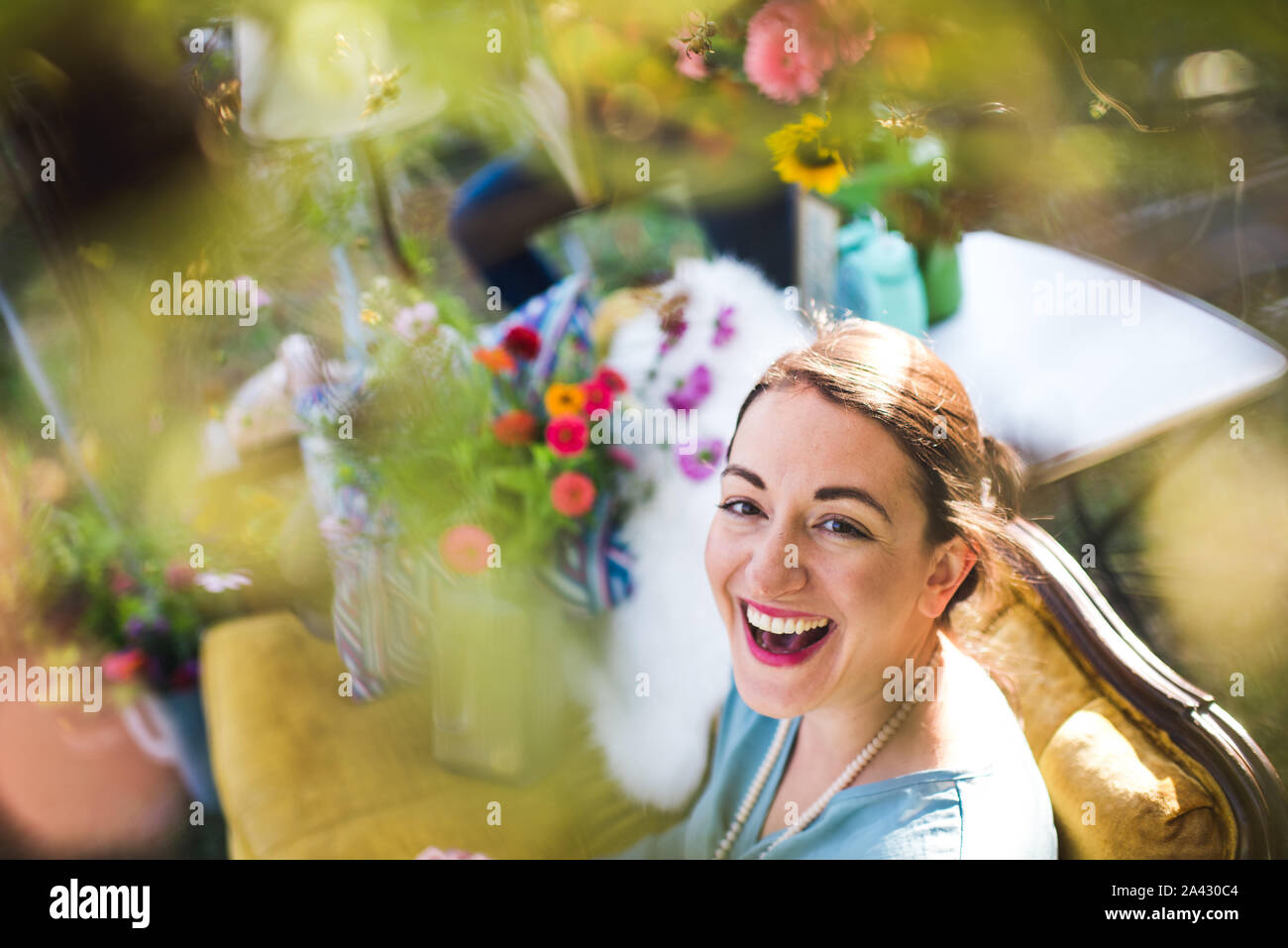 Happy smiling woman sur un canapé en plein air Banque D'Images