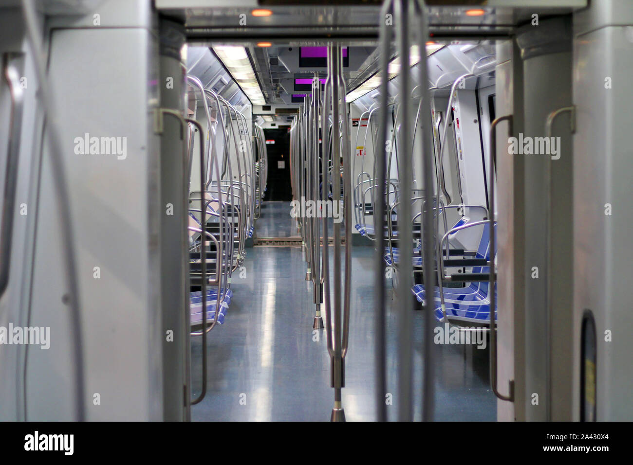 Intérieur d'une voiture de métro vide et moderne. L'évolution et la modernisation des transports publics et le métro. Banque D'Images