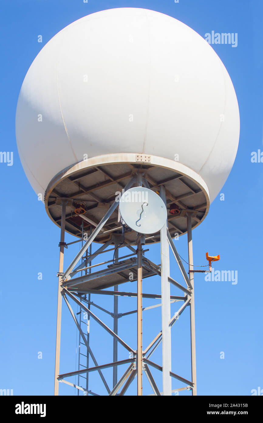 La station radar météorologique sur le sommet de la Sierra de Fuentes, Espagne. Dome et la tour sur fond de ciel bleu Banque D'Images