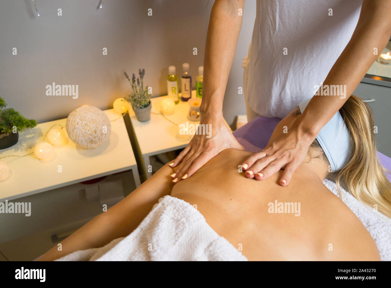 Massage relaxant du dos féminin avec les mains. Soins de la peau du corps beauté concept de traitement. Banque D'Images