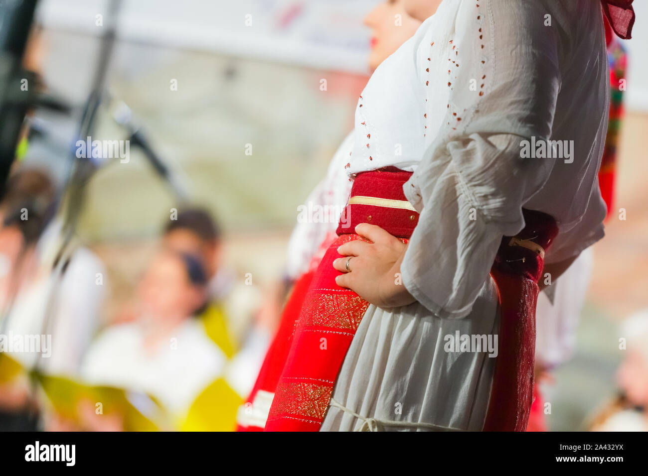 Close up on détail de jeune danseuse roumaine costume folklorique traditionnel. Le folklore de Roumanie Banque D'Images