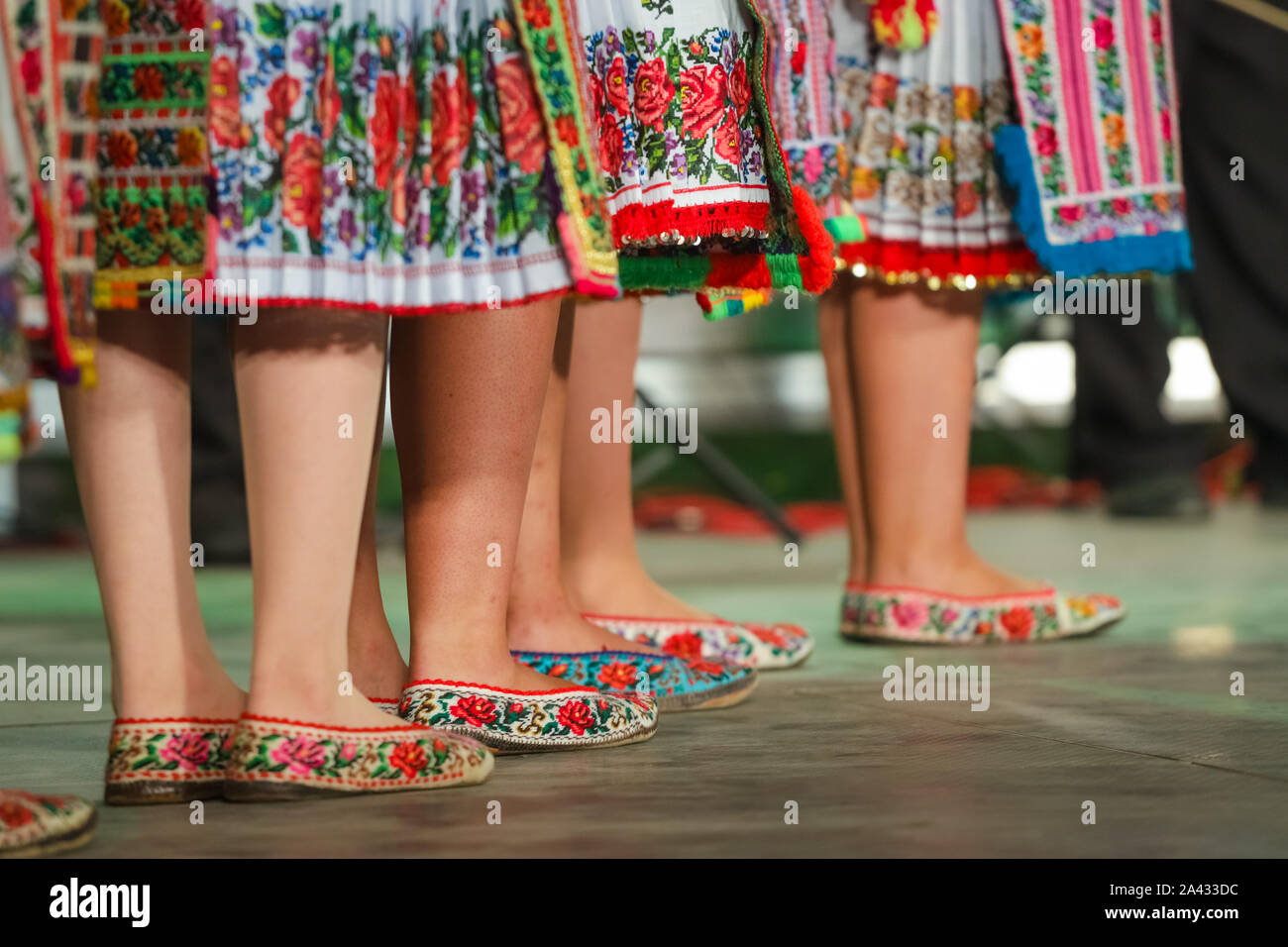 Close up de jambes de jeunes danseuses roumains en costume folklorique traditionnel. Le folklore de Roumanie Banque D'Images