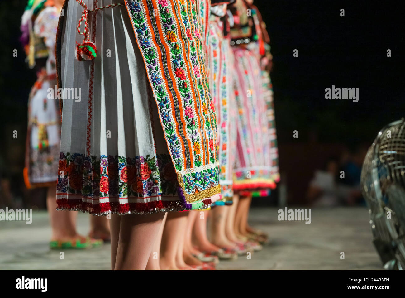 Close up de jambes de jeunes danseuses roumains en costume folklorique traditionnel. Le folklore de Roumanie Banque D'Images