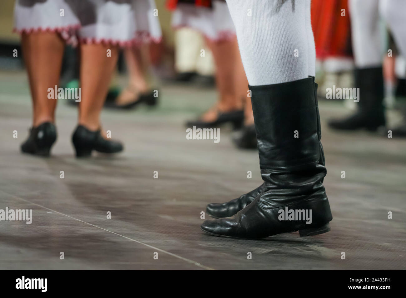 Close up de jambes de jeune danseur roumain en costume folklorique traditionnel. Le folklore de Roumanie Banque D'Images