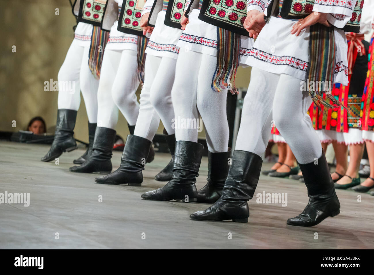 Close up de jambes de jeune danseur roumain en costume folklorique traditionnel. Le folklore de Roumanie Banque D'Images