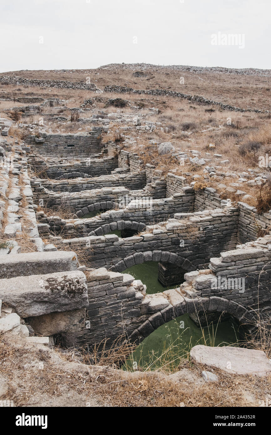 Ruines d'un vaste réservoir qui alimentait en eau sur l'île de Délos, en Grèce, un site archéologique près de la mer Egée Mykonos Cyclades archipela Banque D'Images