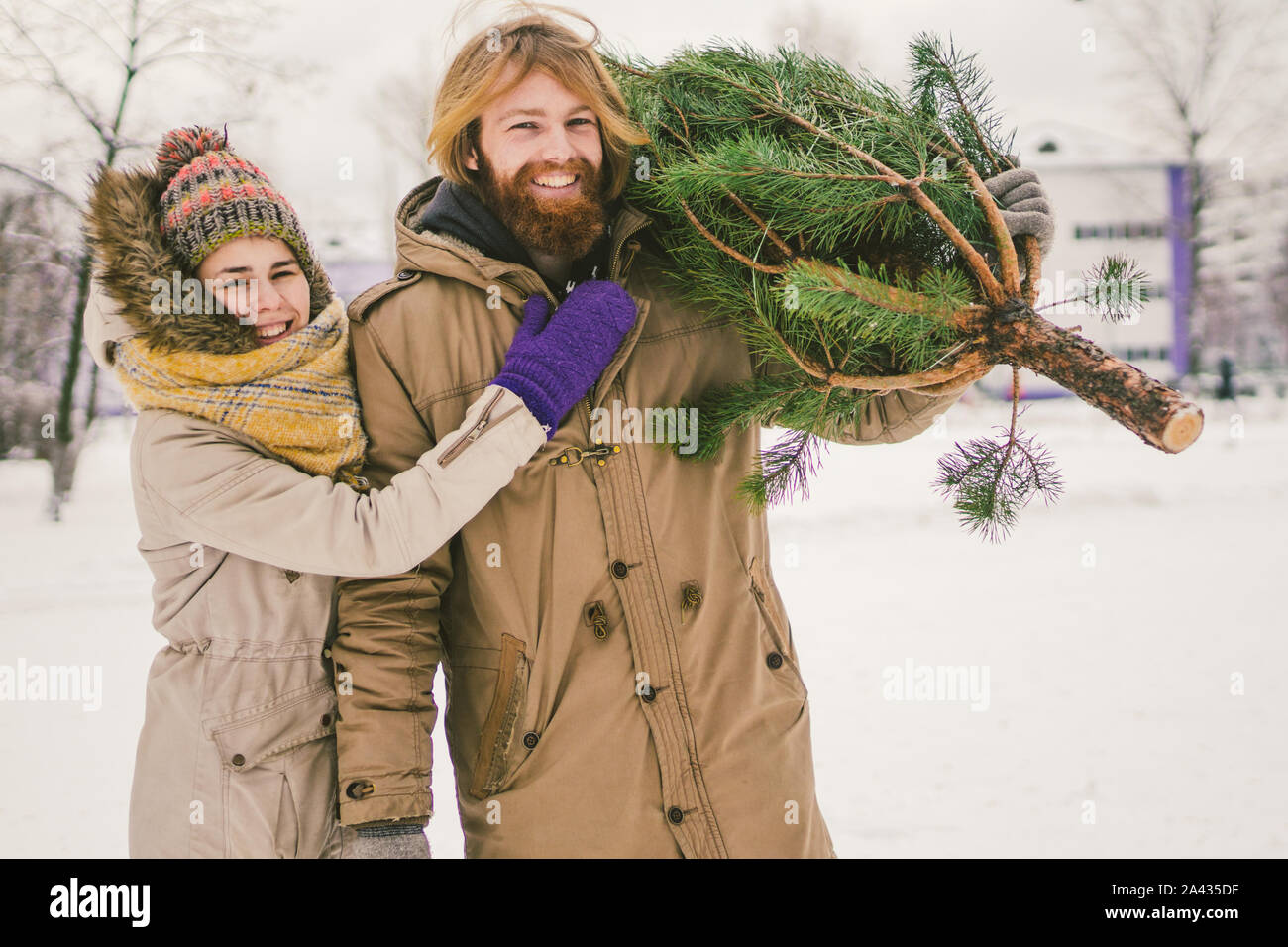 Acheté de la famille arbre de Noël. Acheter du bois en marché. Bazar. Vente de Noël. Satisfait de l'achat. Famille va à la maison de shopping de Noël Banque D'Images