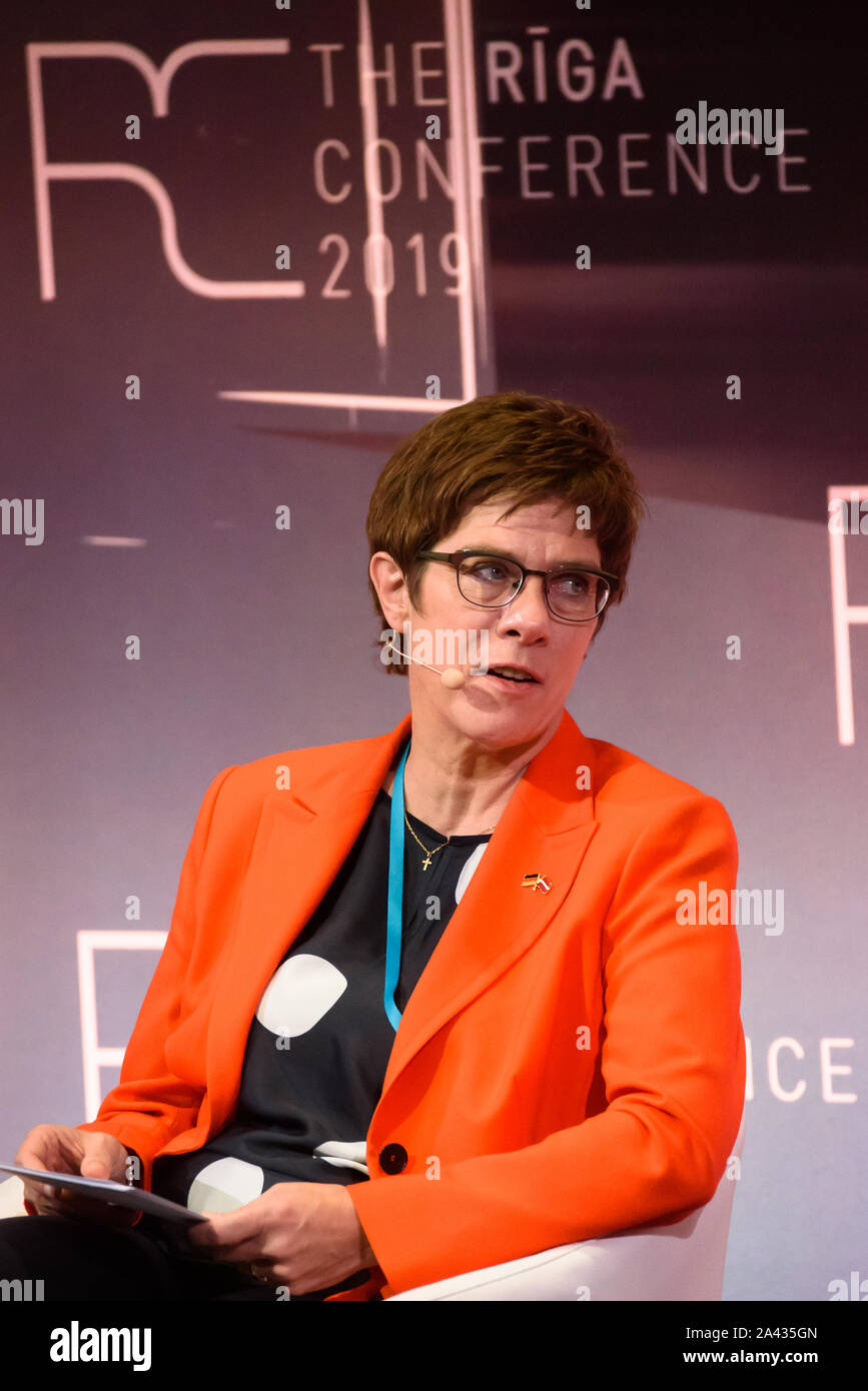 RIGA, Lettonie. Oct 11, 2019. Annegret Kramp-Karrenbauer Ministre fédéral de la défense de la République fédérale d'Allemagne, au cours de la Conférence de Riga en 2019. SESSION PLÉNIÈRE : VASTE ET CONVENTIONS COLLECTIVES : CRÉATION DE LA BASE DE DÉFENSE DE L'avenir de l'OTAN : Crédit Gints Ivuskans/Alamy Live News Banque D'Images