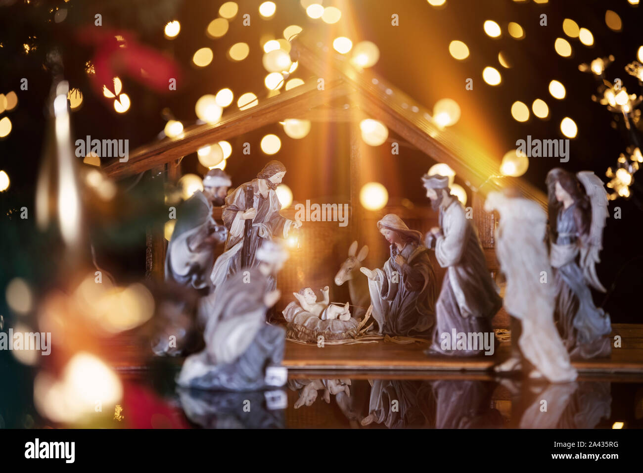 Crèche de Noël scène avec figurines y compris Jésus, Marie, Joseph, les moutons et les sages. L'accent sur bébé ! Banque D'Images