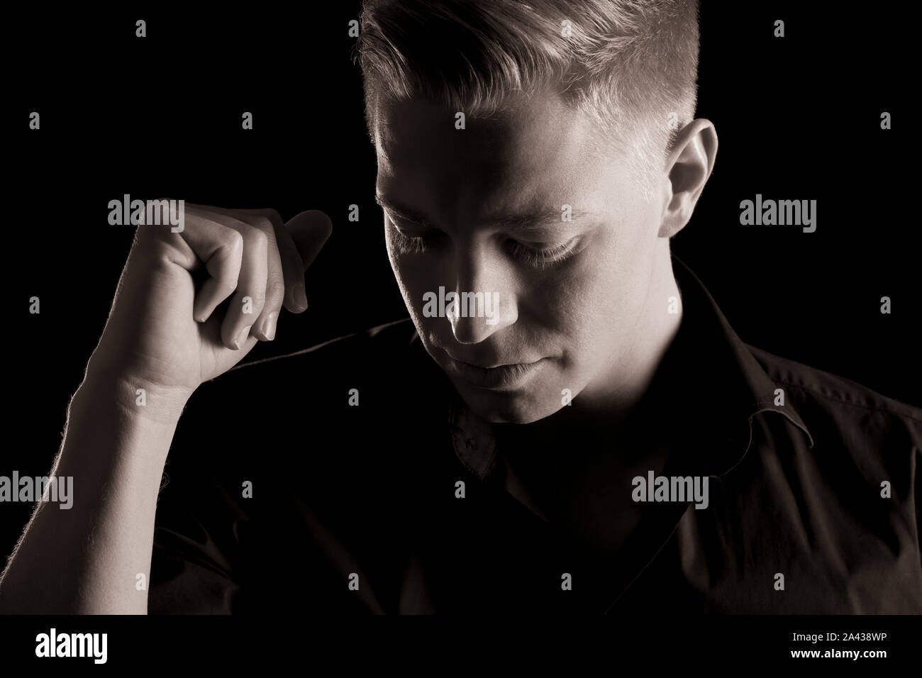 Portrait noir et blanc de bel homme, faible clé . Banque D'Images