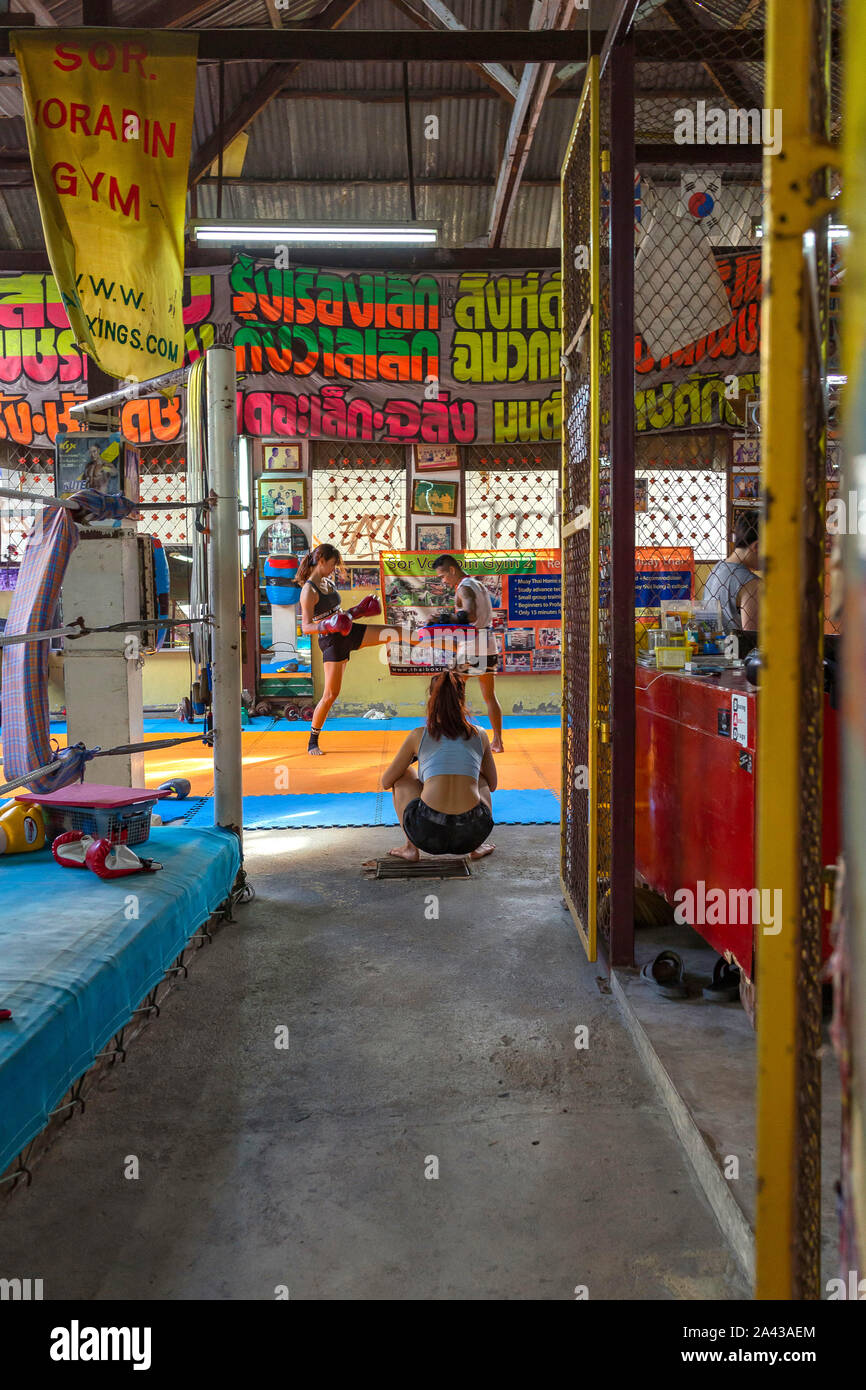 Mettre en place mesdames la formation dans un style Muay Thai (Thai Boxing) salle de sport à Bangkok en Thaïlande Banque D'Images