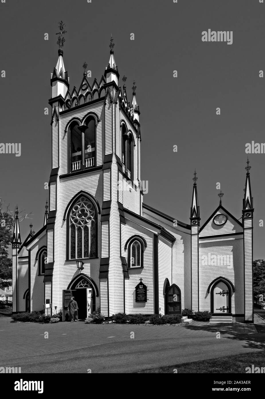 Lunenburg, Nouvelle-Écosse, Canada - St. John's Anglican Church, très ornementées dans un style gothique Charpentier. Une personne en habit clérical quitte l'église. Banque D'Images