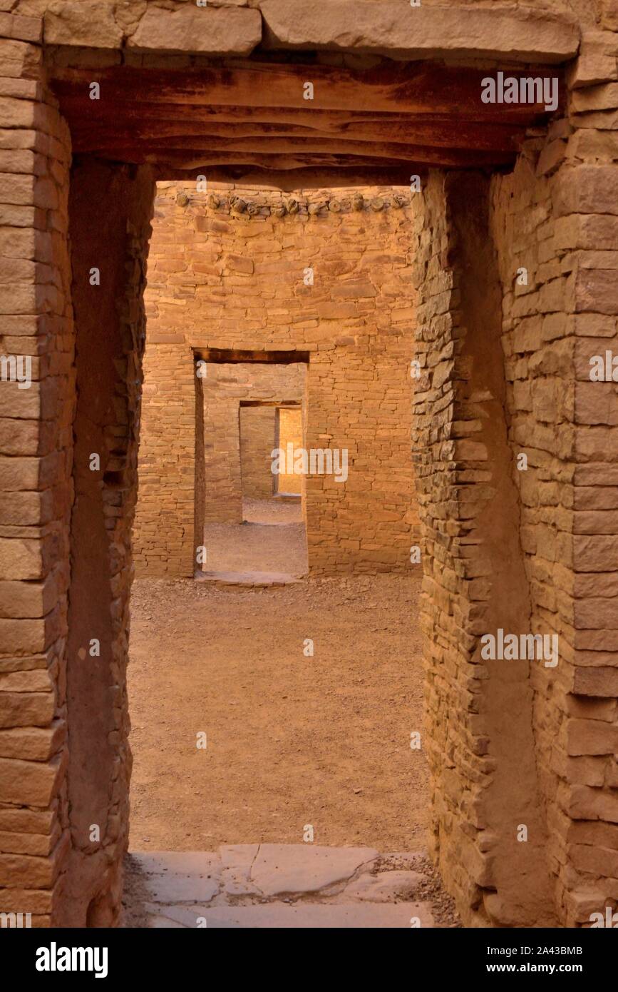 Les portes, à l'intérieur d'une chambre est multi-niveau bloc, Pueblo Bonito (850-1250s), Chaco Canyon, NM 61376 190912 Banque D'Images