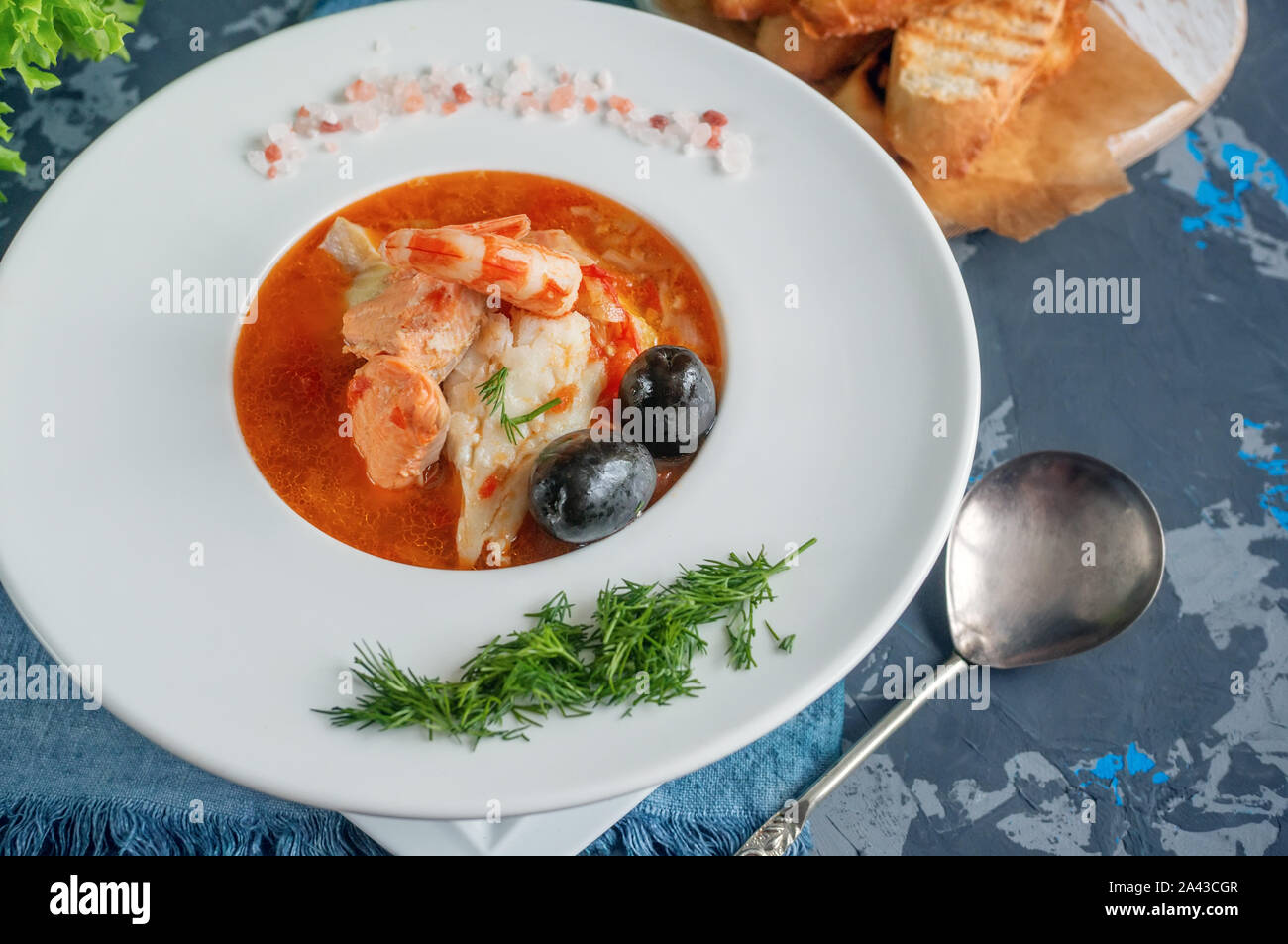 Soupe régime alimentaire de fruits de mer et poissons de différentes variétés dans une assiette blanche. Close up. Banque D'Images