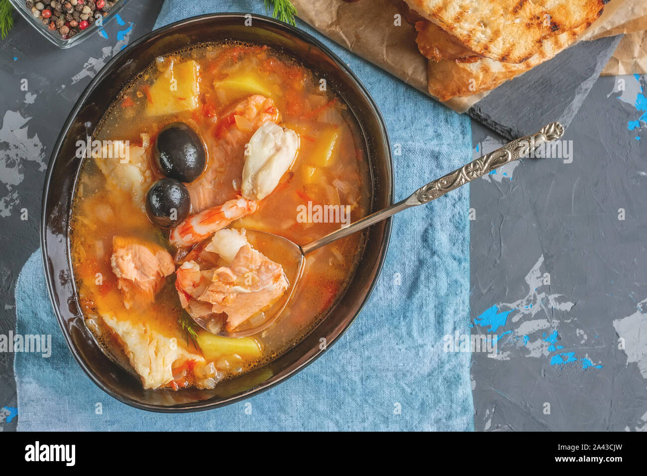 Soupe de fruits de mer, le saumon et la morue avec des pommes de terre. Servi avec du citron et des olives. Close up. Banque D'Images