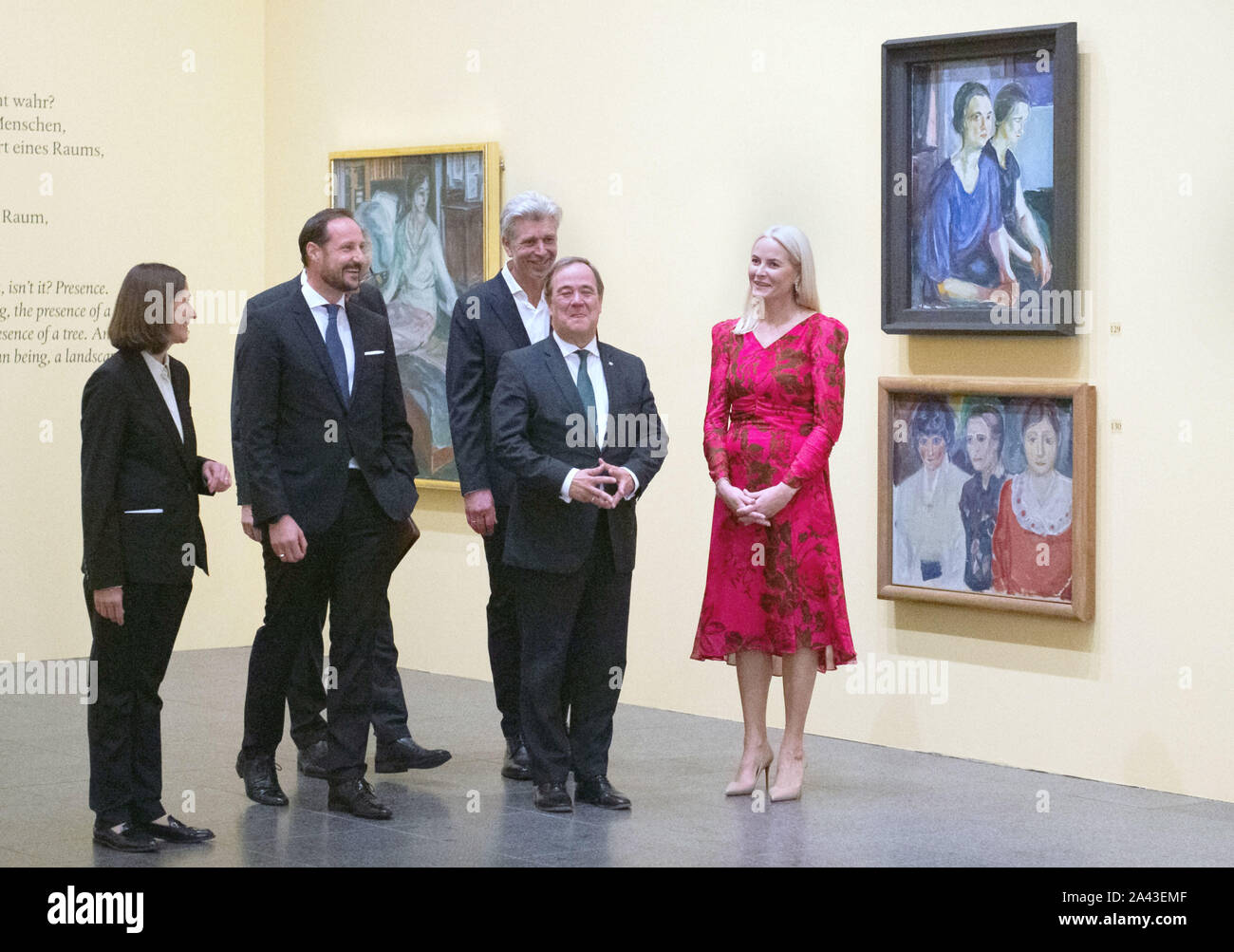 Düsseldorf, Allemagne. Oct 11, 2019. Le directeur du musée, Susanne Gaensheimer (l-r) est à côté de le Prince héritier Haakon de Norvège, l'auteur de livre Knausgard Karl Ove, Premier Ministre NRW Armin Laschet (CDU) et la princesse héritière Mette-Marit dans l'exposition sur Edvard Munch. Avec Laschet, le Prince de la couronne norvégienne et la Princesse a ouvert l'exposition de peintures par l'artiste norvégien Edvard Munch (1863-1944). Credit : Johannes Neudecker/dpa/Alamy Live News Banque D'Images