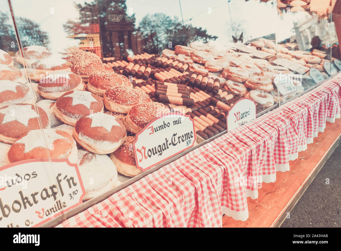 Jeu De Gateaux Sucres Traditionnels Au Marche De Noel Stand Tons Retro Photo Stock Alamy