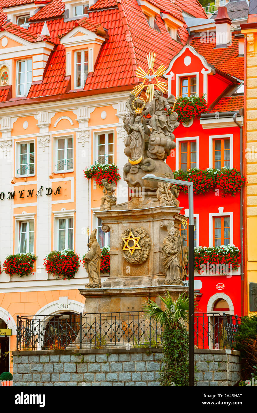 Karlovy Vary, République tchèque - 13 septembre 2013 : colonne avec la sculpture de la Sainte Trinité Banque D'Images