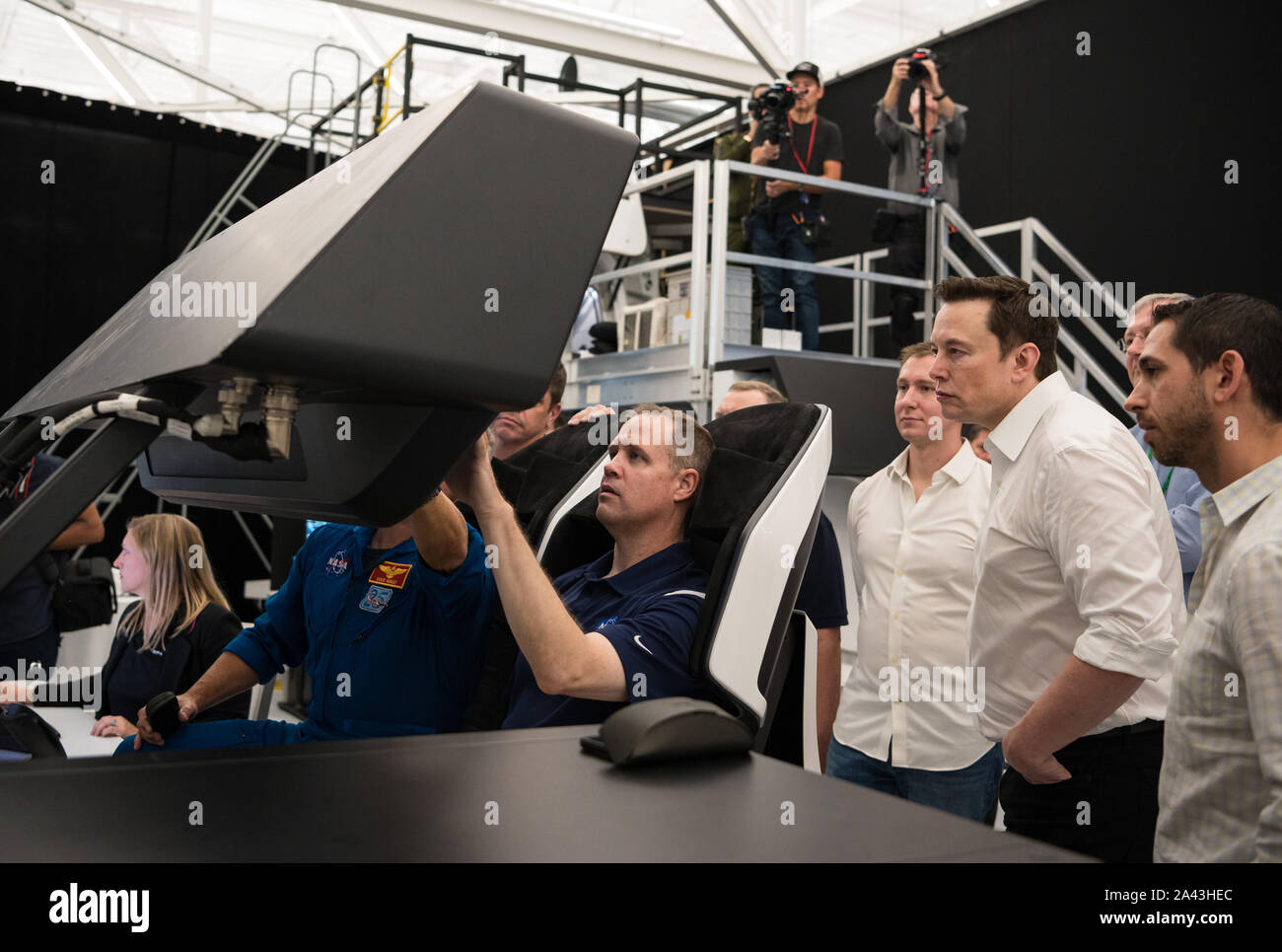 Hawthorne, États-Unis d'Amérique. 10 octobre, 2019. L'administrateur de la NASA Jim Bridenstine, centre, participe à une simulation de vol de l'équipage tandis que SpaceX Dragon Fondateur et PDG Elon Musk, droite, regarde au cours d'une visite de l'administration centrale SpaceX le 10 octobre 2019 à Hawthorne, Californie. Crédit : Aubrey Gemignani/NASA/Alamy Live News Banque D'Images