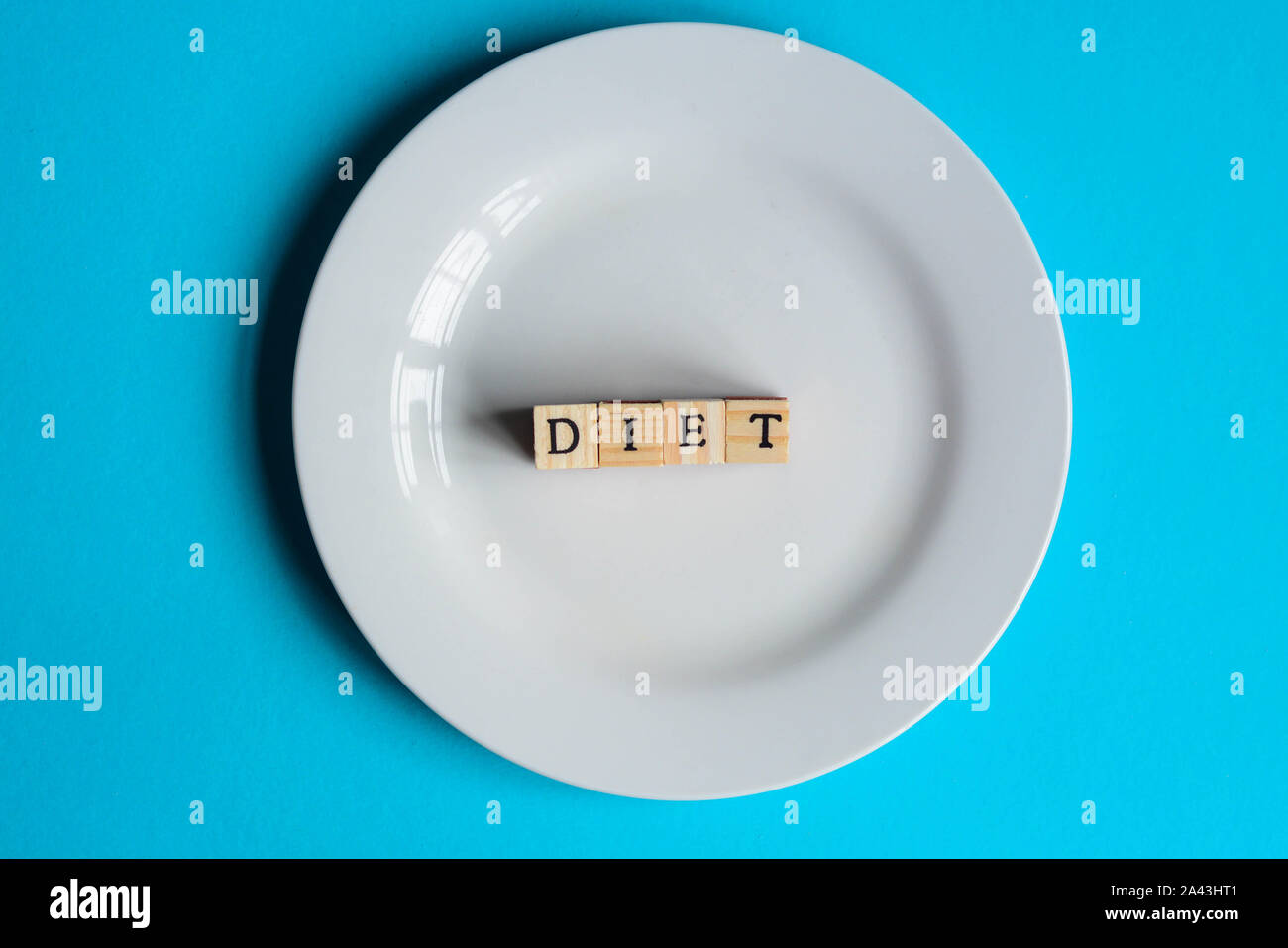 Mot 'Diet' écrit avec des lettres en bois sur une plaque blanche, soit trouble de l'alimentation et de l'anxiété Banque D'Images