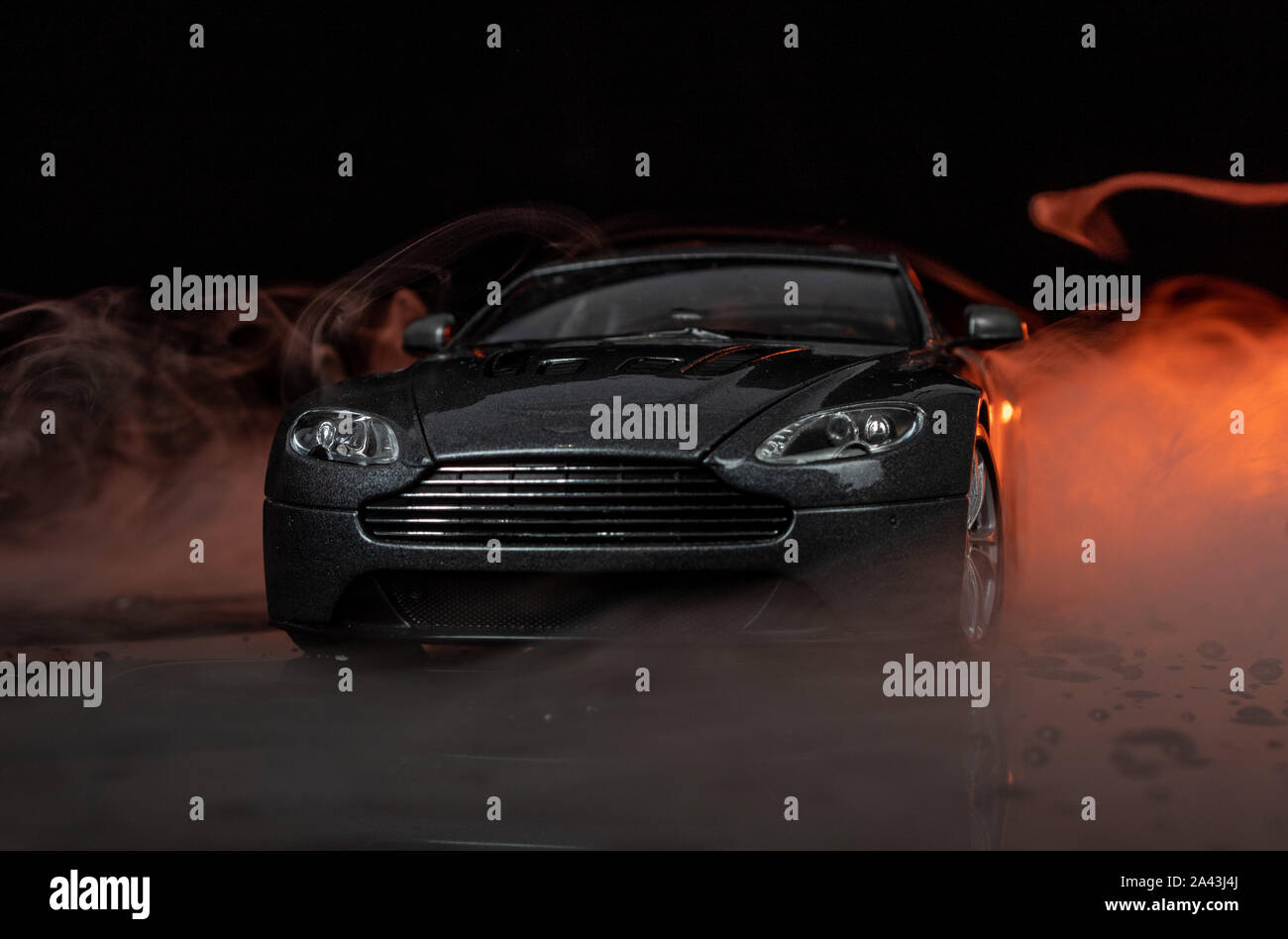 Aston Martin gris fond noir isolé Banque D'Images