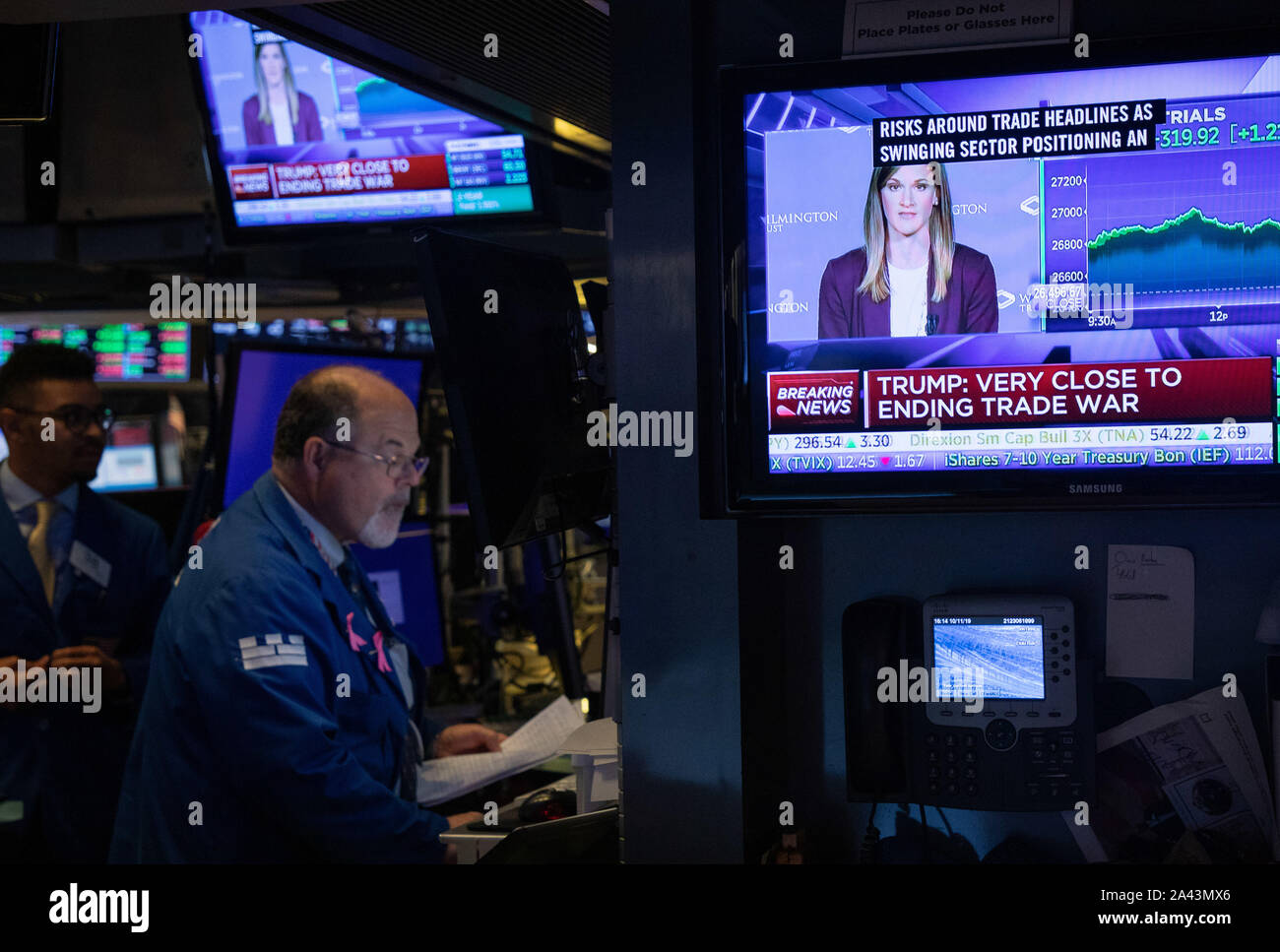 New York, USA. Oct 11, 2019. Traders travailler à la Bourse de New York à New York, États-Unis, le 11 octobre, 2019. Stocks américains se sont rassemblés le vendredi. Le Dow fermé 1,21  % à 26 816,59, le S&P 500 a augmenté de 1,09  % à 2 970,27, et le Nasdaq a augmenté de 8 057,04 1,34 pour cent. Credit : Guo Peiran/Xinhua/Alamy Live News Banque D'Images