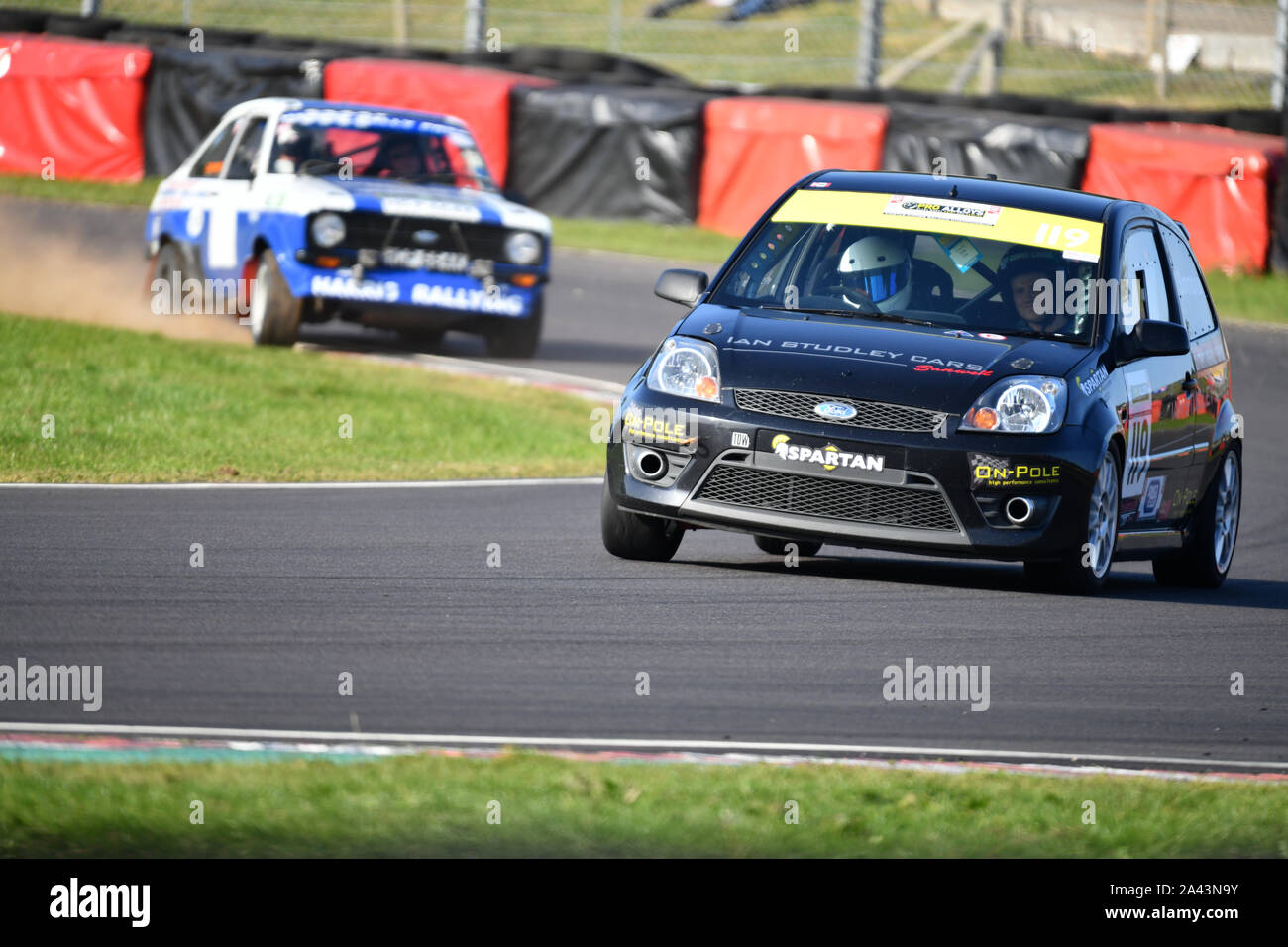 Ford Fiesta et Ford Escort sur la voie au circuit de Castle Combe Banque D'Images